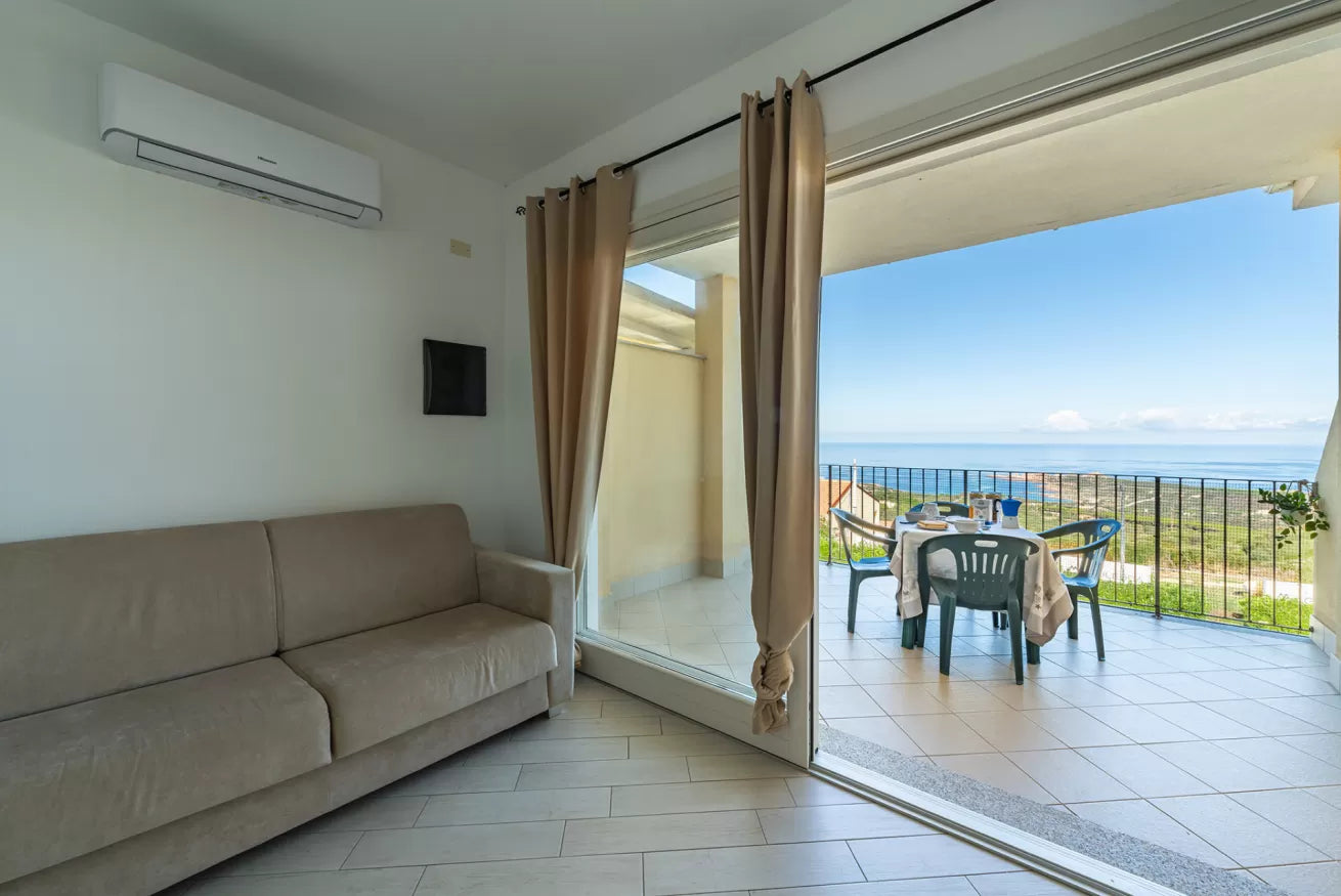 [ "CASA BREZZA MARINA CON PISCINA" // ISOLA ROSSA ]