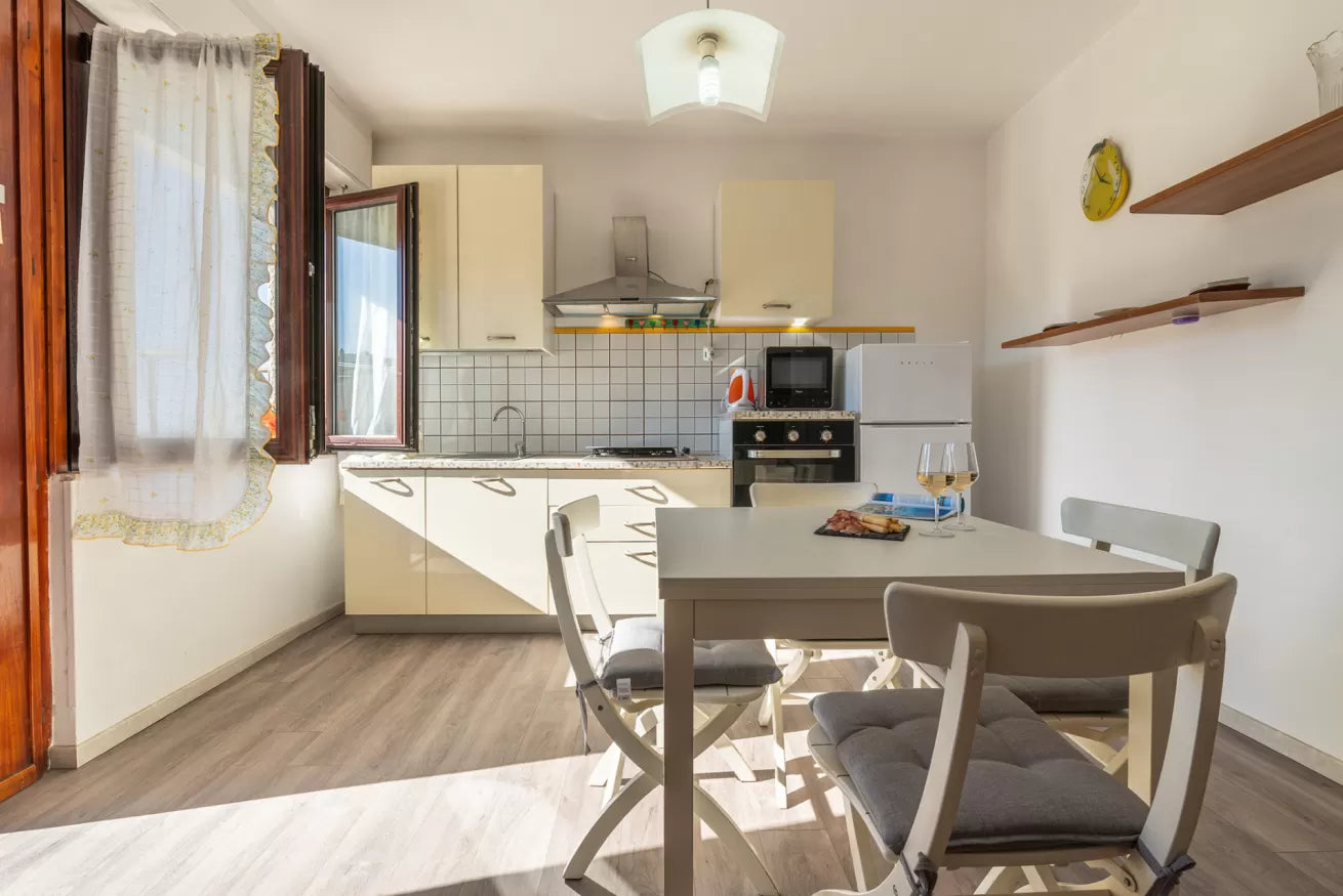 [ "LUNGOMARE SCOGLIO LUNGO APARTMENT" // PORTO TORRSE ]