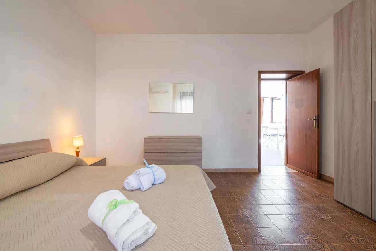 [ "LUNGOMARE SCOGLIO LUNGO APARTMENT" // PORTO TORRSE ]