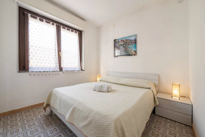 [ "LUNGOMARE SCOGLIO LUNGO APARTMENT" // PORTO TORRSE ]