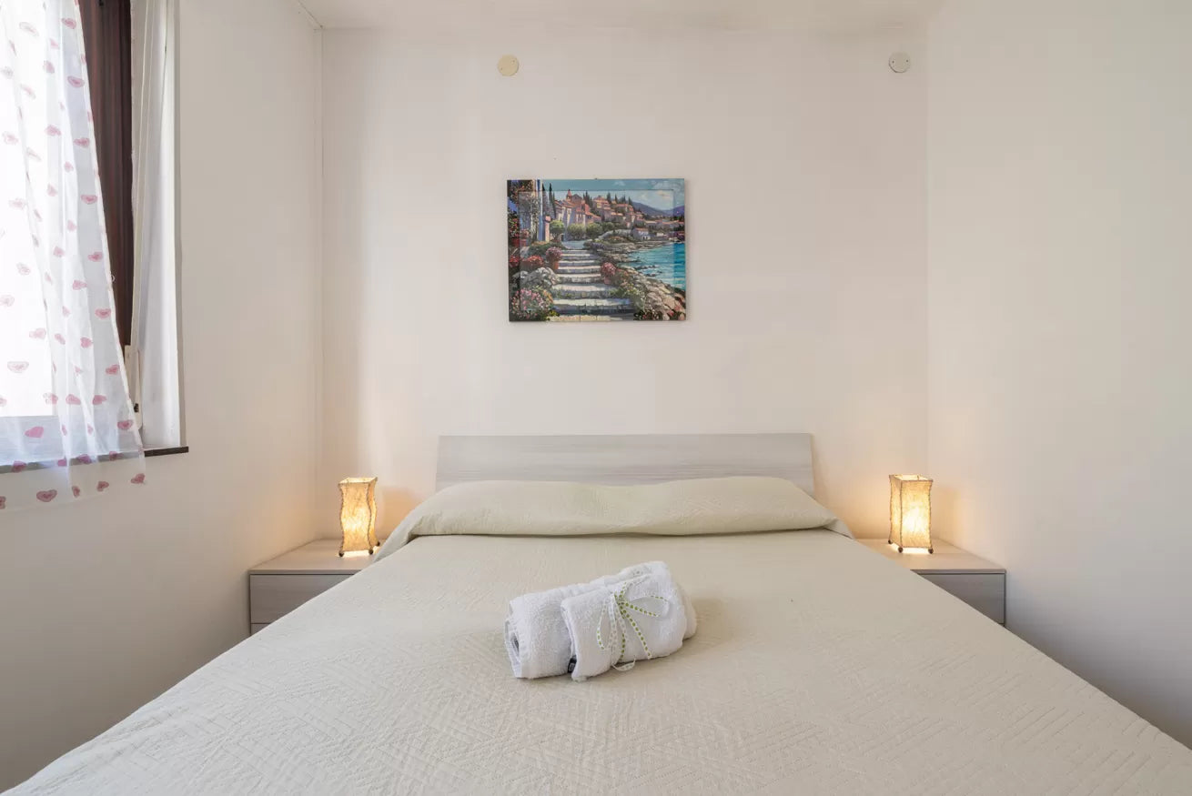 [ "LUNGOMARE SCOGLIO LUNGO APARTMENT" // PORTO TORRSE ]