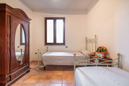 [ "VILLA MIRTO QUADRI" // SINISCOLA ]