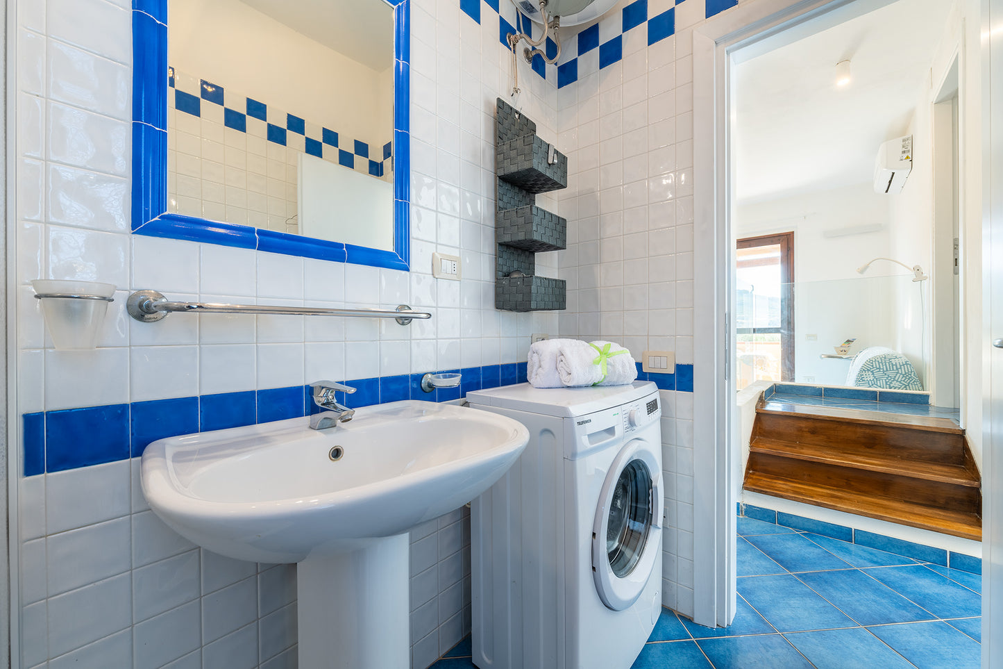 [ "PELOSA BREEZE BILO" // STINTINO ]