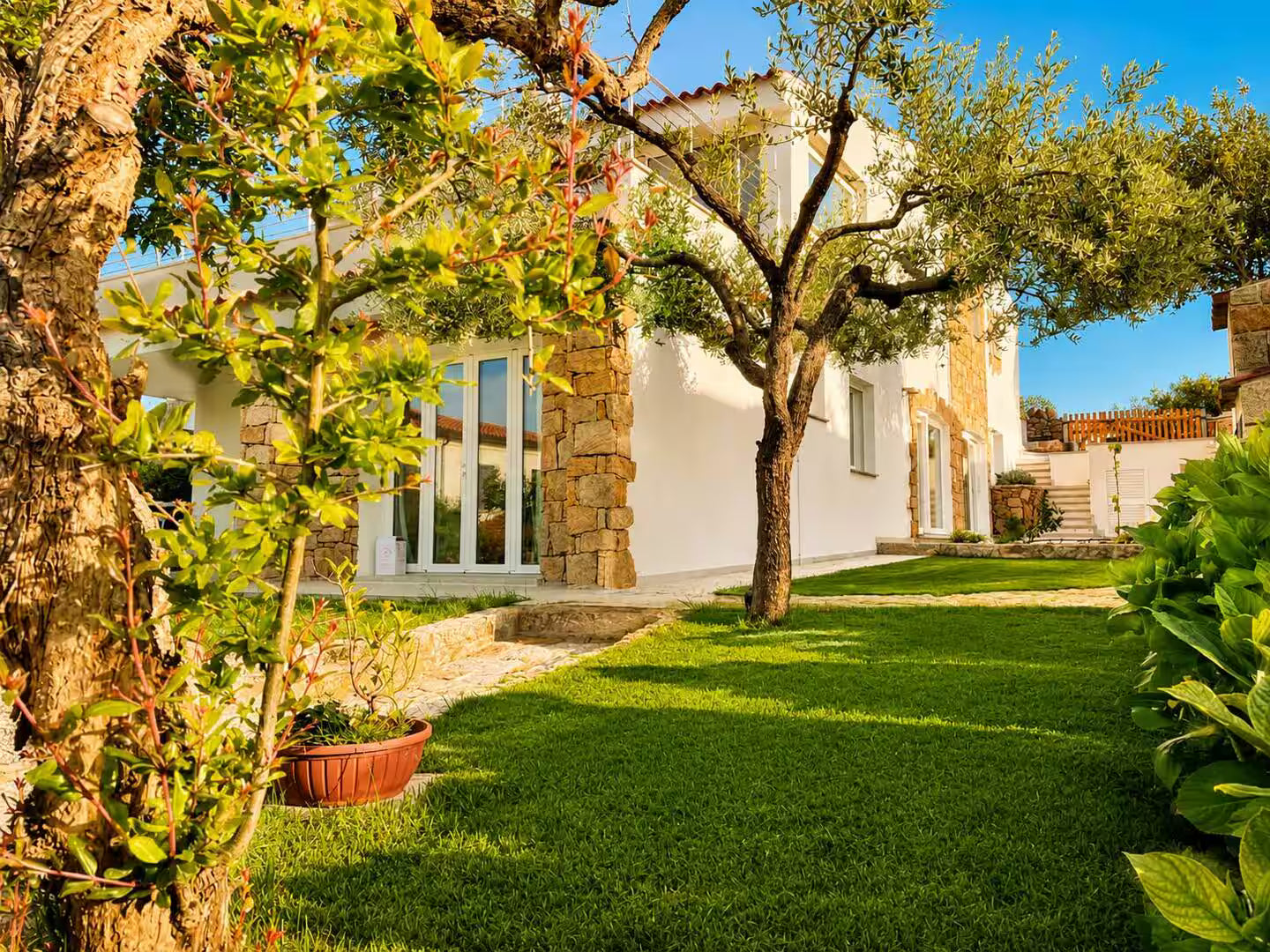 [ "VILLA PANTELLERIA GARDEN 15 PAX" // CANNIGIONE ]