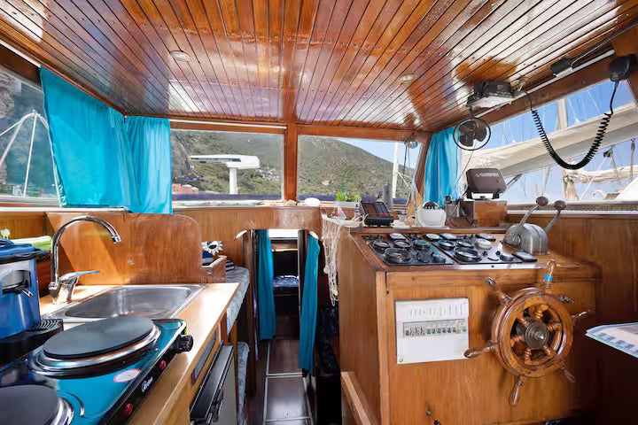 [ "YACHT ALASSIO PARTY CRUISE" // ALASSIO ]