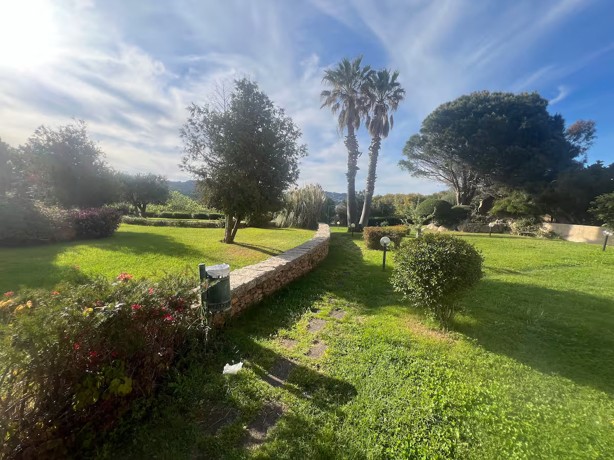 [ "MONOLOCALE 200MT MARE" // PALAU ]