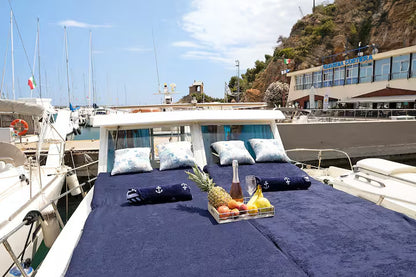 [ "YACHT ALASSIO PARTY CRUISE" // ALASSIO ]