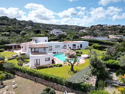 [ "VILLA PORTO RAFAEL" CON PISCINA VISTA MARE // PUNTA SARDEGNA ]