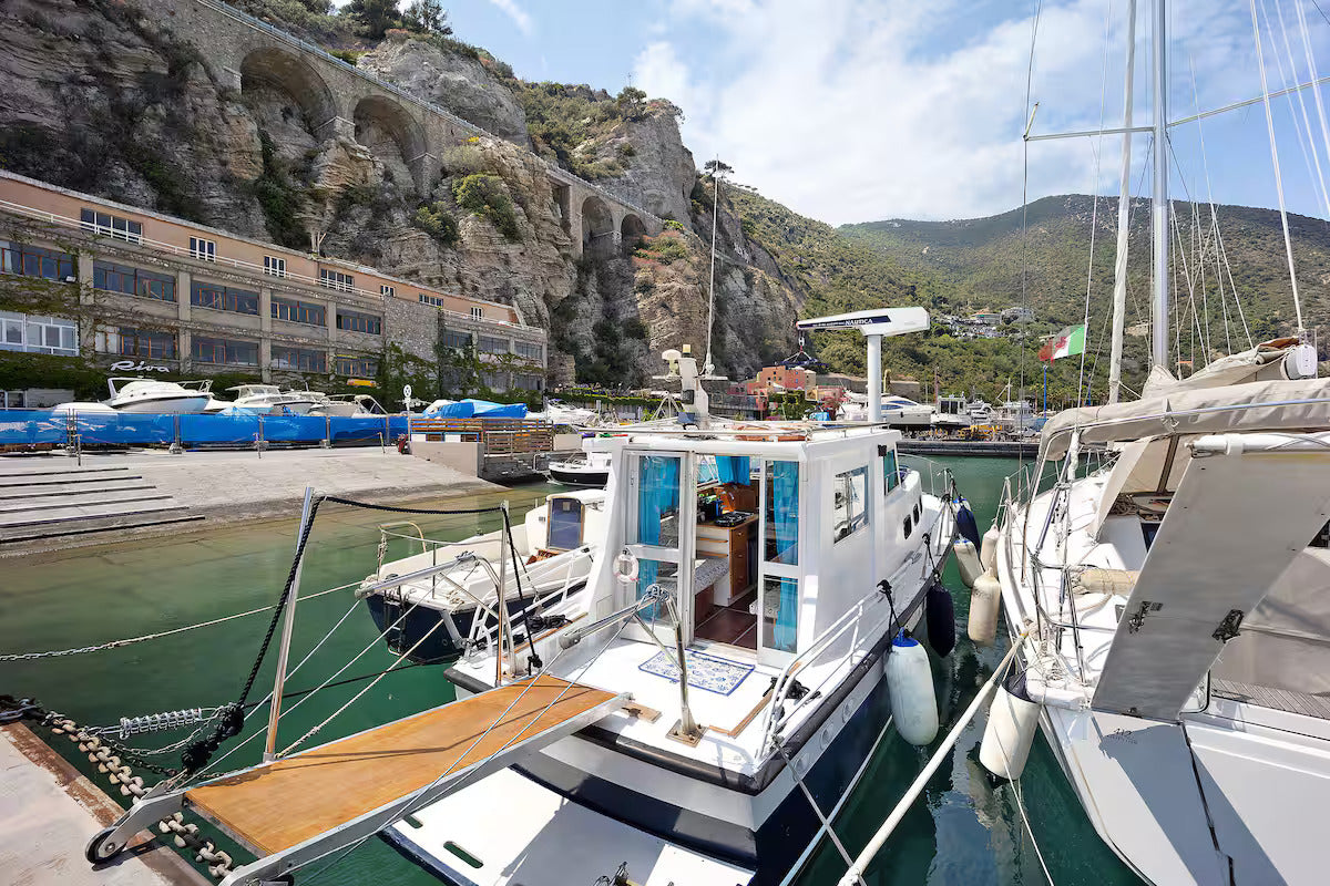 [ "YACHT ALASSIO PARTY CRUISE" // ALASSIO ]