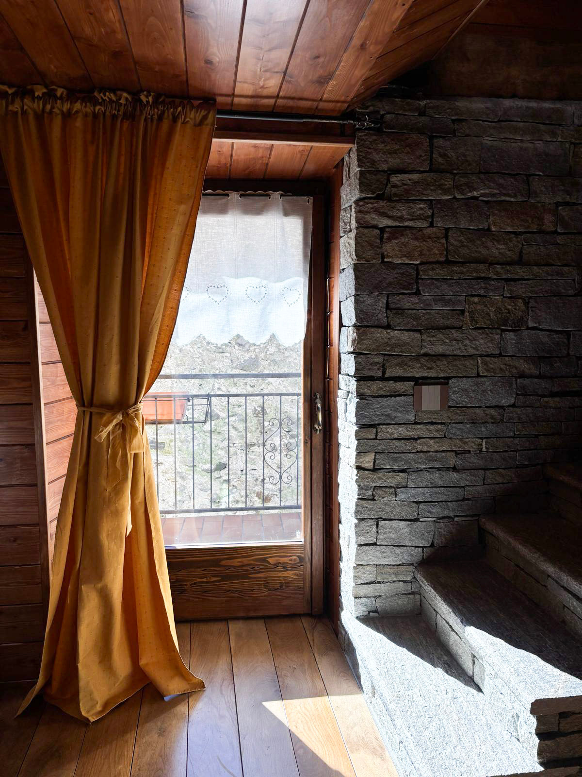 [ "CHALET INCANTO" //  SCHIERANCO-VALLE ANTRONA ]