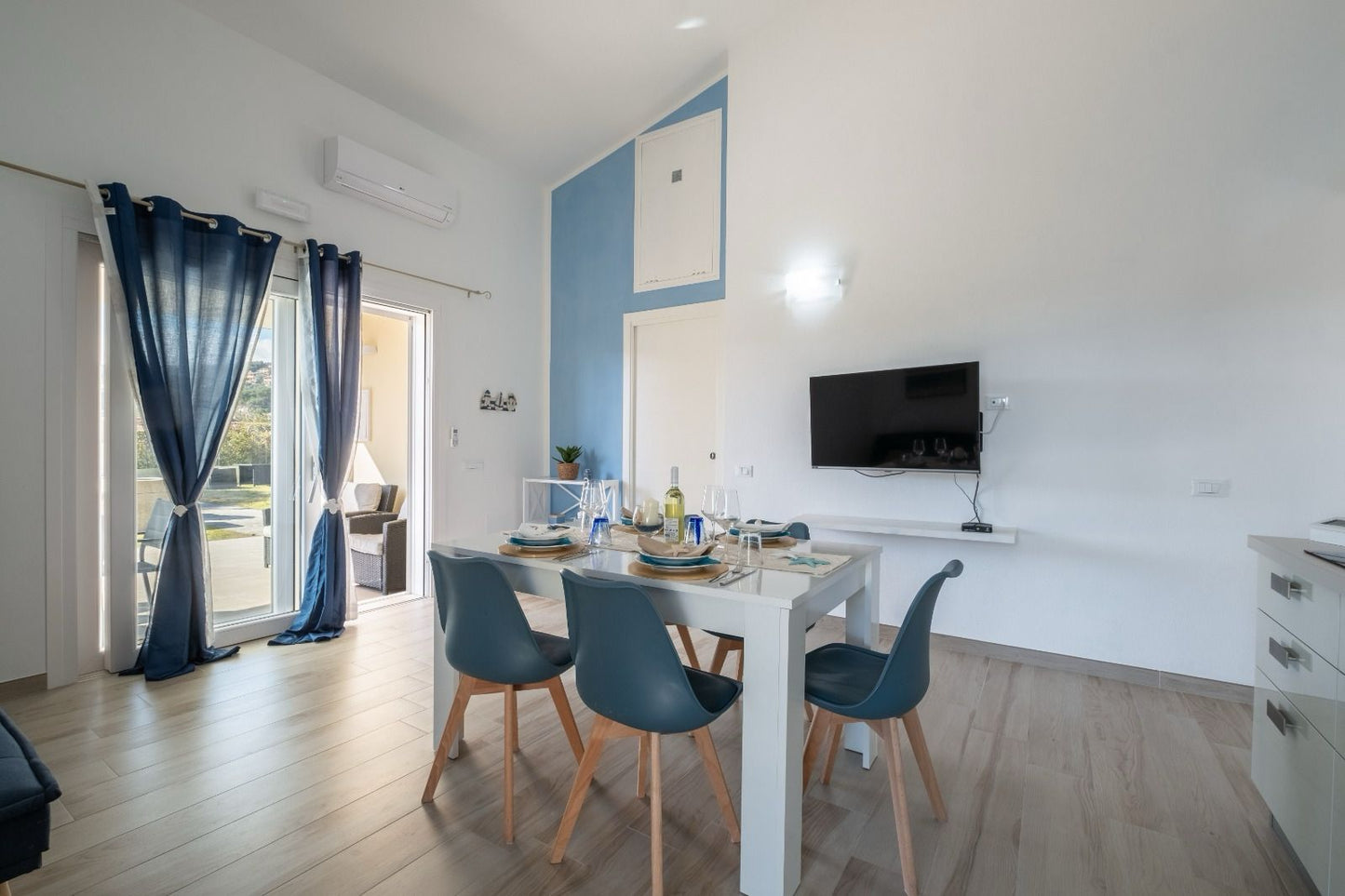 [ "VILLA COSTAREI" // COSTAREI ]
