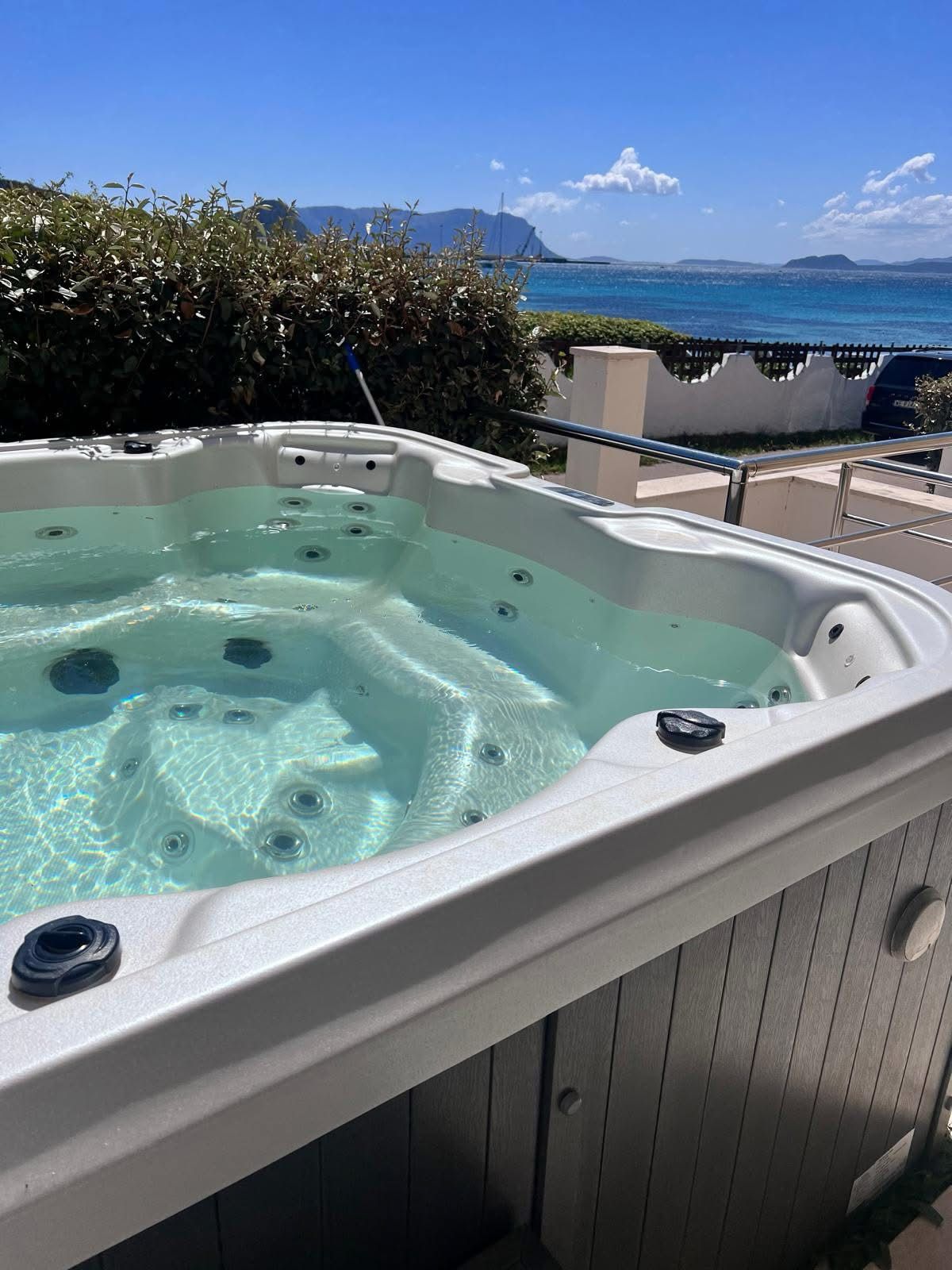 [ APARTMENT SUPERIOR "JACUZZI" GOLFO ARANCI ]