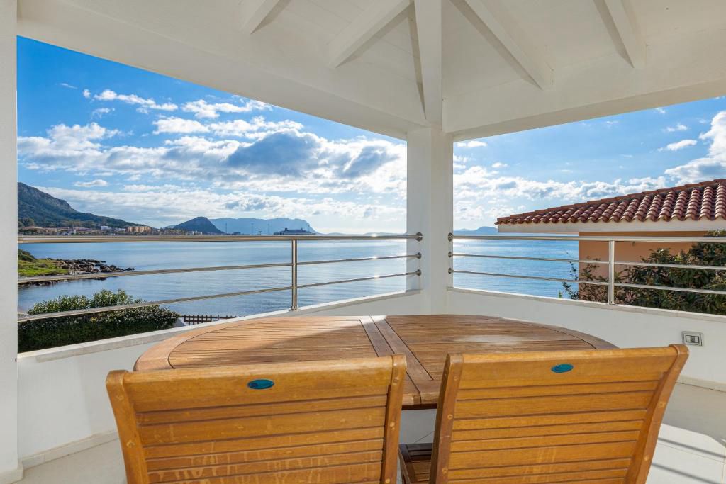 [ SUPERIOR VILLA "JACUZZI" GOLFO ARANCI ]