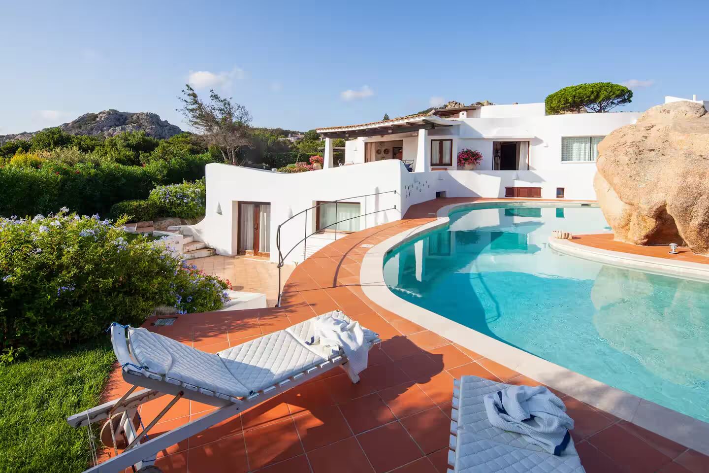 [ "VILLA PORTO RAFAEL" CON PISCINA VISTA MARE // PUNTA SARDEGNA ]