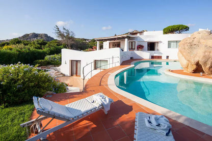[ "VILLA PORTO RAFAEL" CON PISCINA VISTA MARE // PUNTA SARDEGNA ]