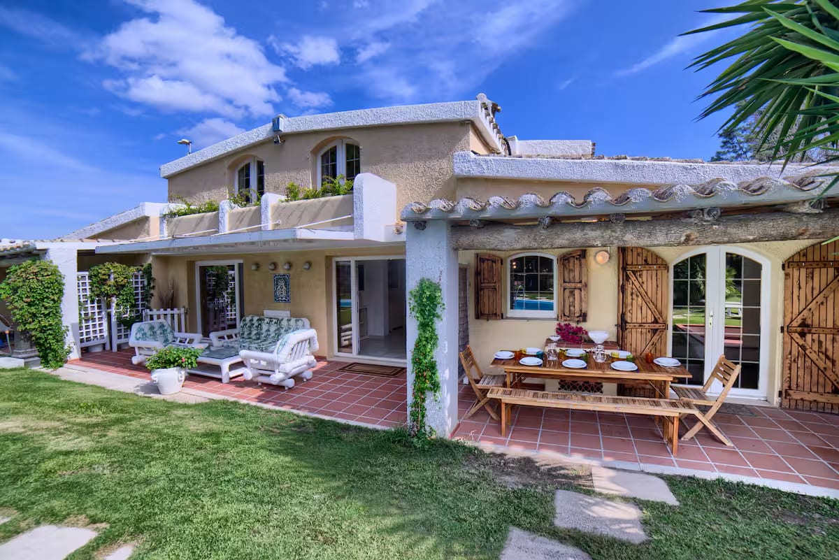 [ "VILLA OLEANDRA" TENNIS E PISCINA PRIVATA // QUARTU SANT'ELENA ]