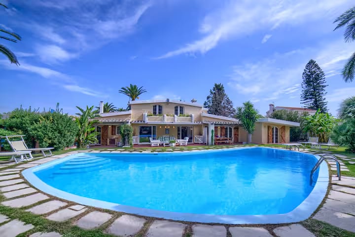 [ "VILLA OLEANDRA" TENNIS E PISCINA PRIVATA // QUARTU SANT'ELENA ]